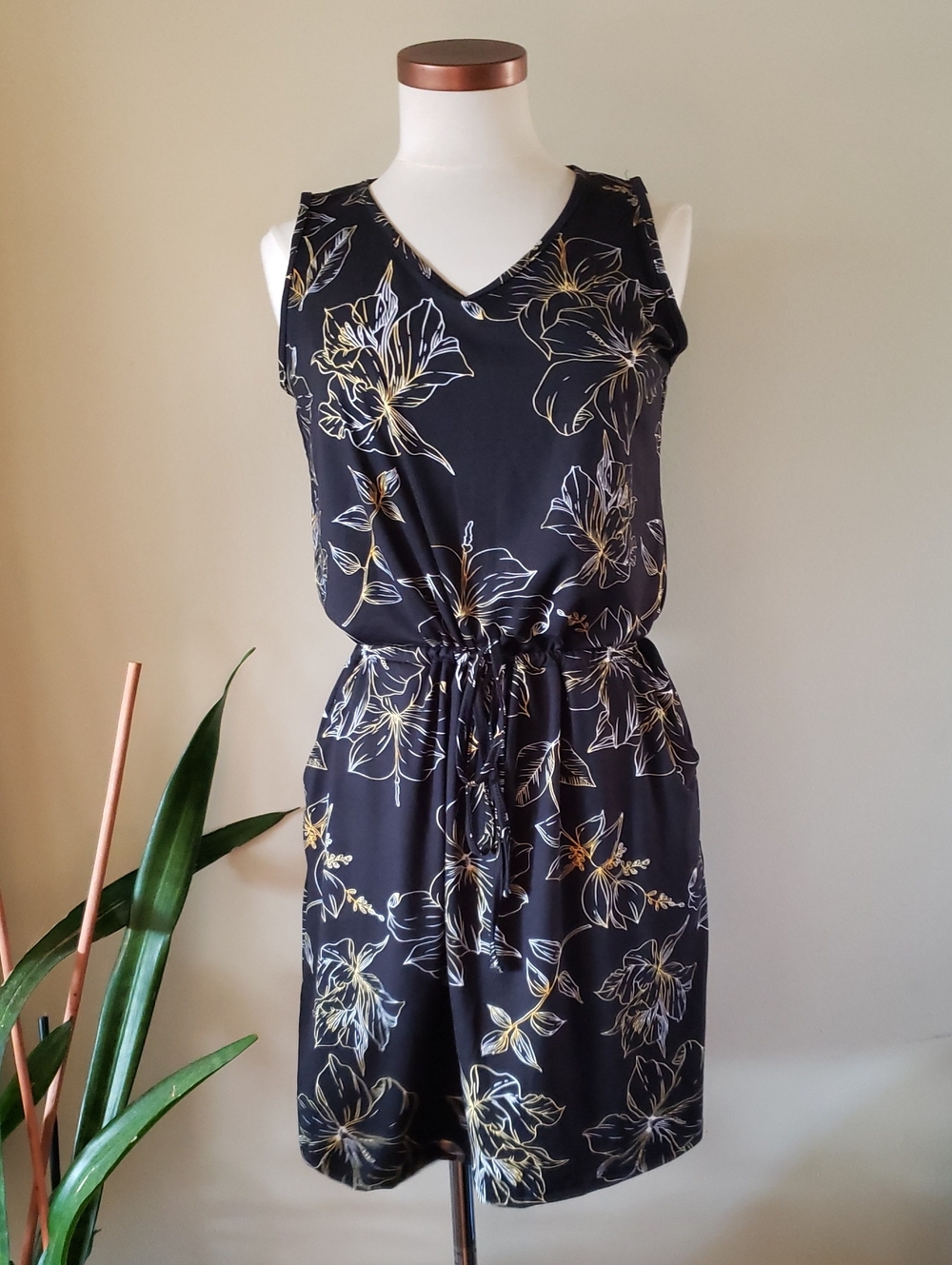 WNEEDU BNWT Floral Sleeveles Cinch Waist Summer Dress - M